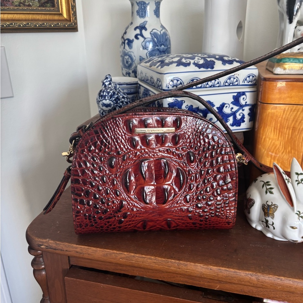 BRAHMIN LEAH crossbody
Elegant Crocodile-Embossed Brown Bag
